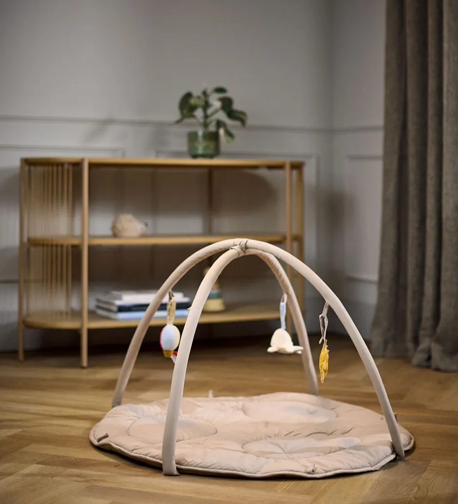 Babylegetøj|Aktivitetsstativer*Filibabba Aktivitetstæppe m. 3 Aktivitetslegetøj - Beige