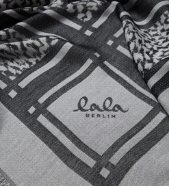 Tørklæder*Lala Berlin Tørklæde - Triangle Tilda - Swoosh Black/White