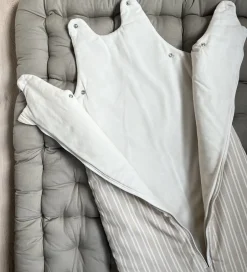 Soveposer*Pine Cone Sovepose - 6-12 mdr. - Beige Stripe