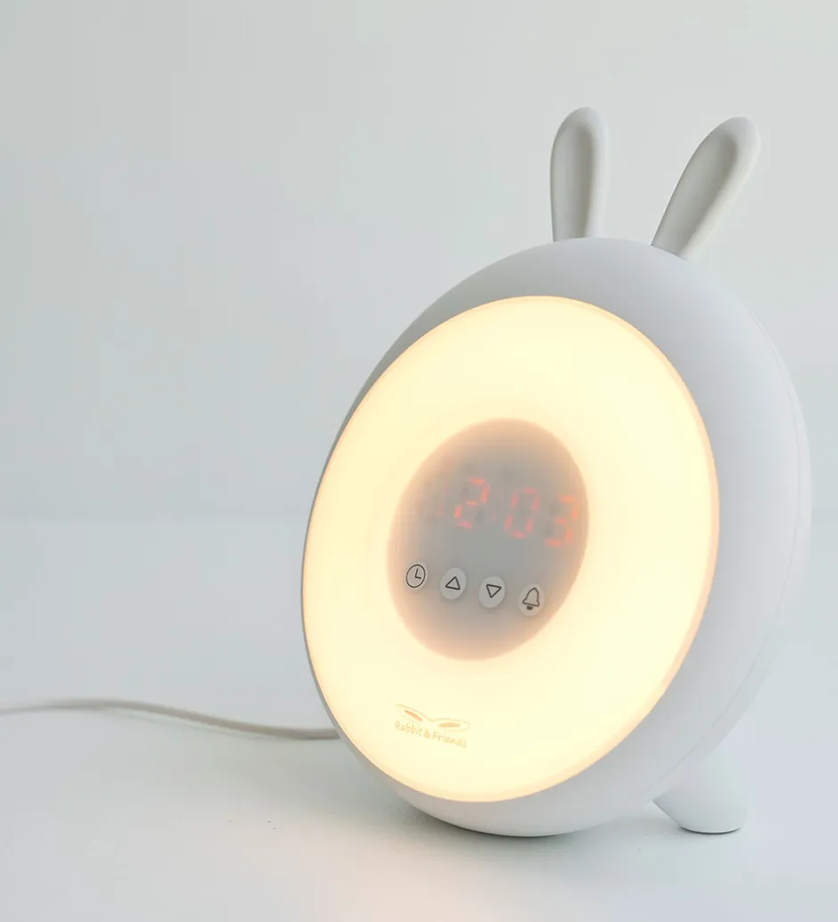 Natlamper|Lamper*Rabbit & Friends Vækkeur m. Lys - Wake Up - 20x15x6 cm - Hvid