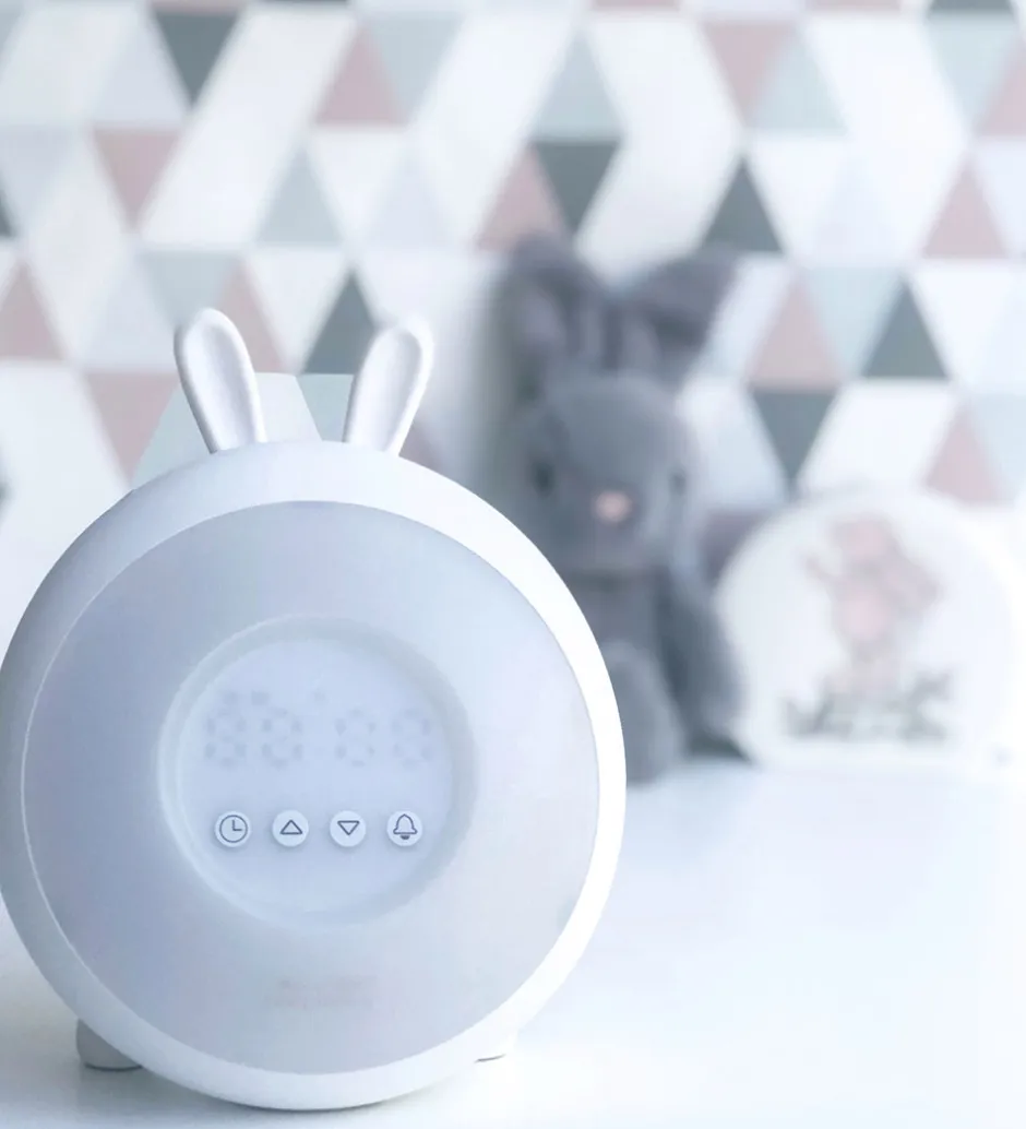 Natlamper|Lamper*Rabbit & Friends Vækkeur m. Lys - Wake Up - 20x15x6 cm - Hvid